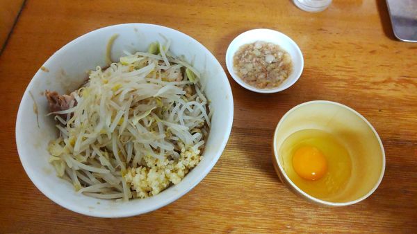 「汁なしミニラーメン(全マシ・生卵)」@ラーメン もみじ屋の写真