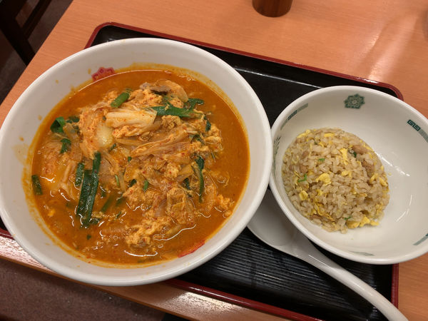 「チゲ味噌ラーメン半チャーハンセット890円」@日高屋 神楽坂外堀通店の写真