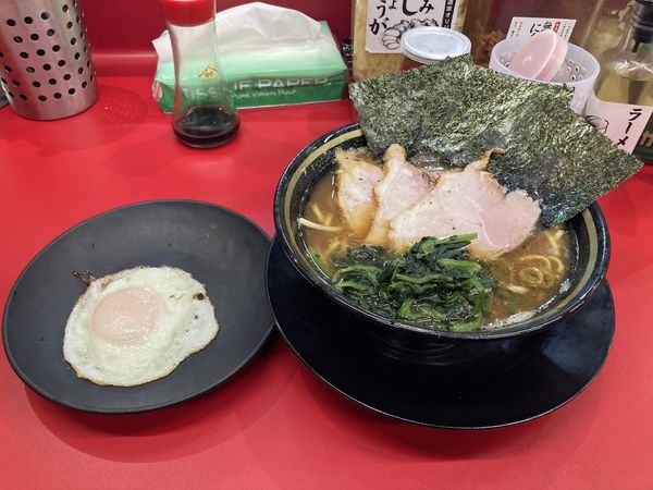 「チャーシューメン（3枚）＋目玉焼き＋金麦」@IEKEI_TOKYO 王道家直系の写真