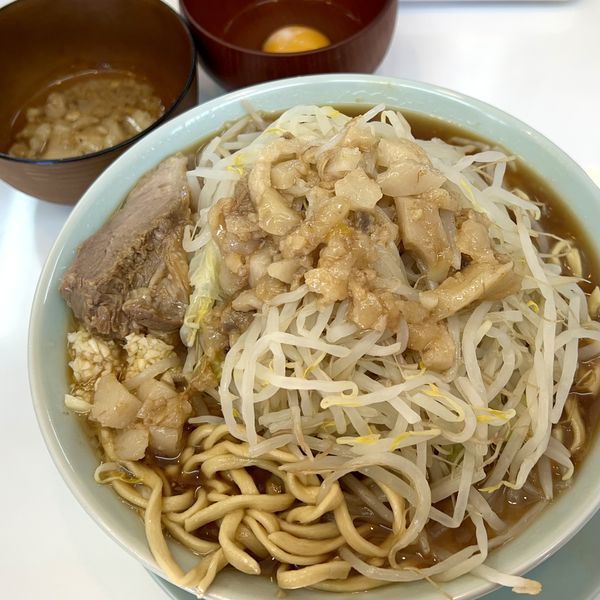 「ラーメン（ヤサイ増し・ニンニク少なめ・アブラ増し）＋生たまご」@麺屋 顎で喰らえの写真