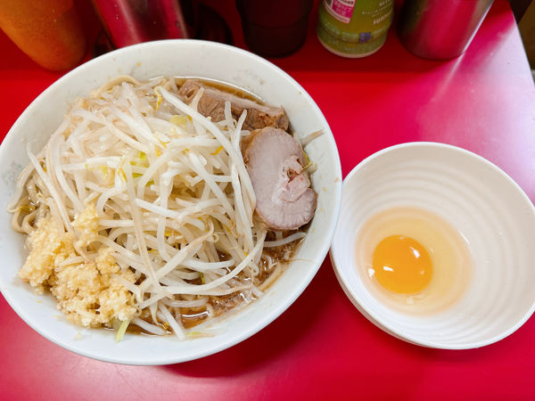 「ラーメン、生卵」@ラーメン二郎 上野毛店の写真