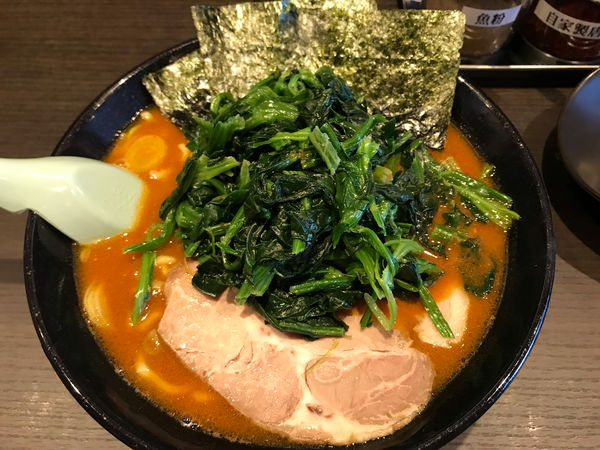 「とんこつ辛増しみそ中盛固めほうれん草 980円」@らーめん家 せんだい 町田店の写真