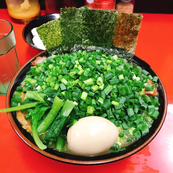 「ラーメン並+ほうれん草+青ネギ＋味玉」@田上家の写真