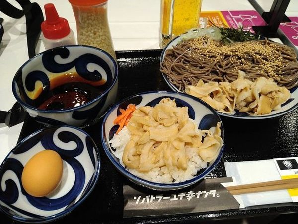 「ラー油ざる蕎麦（肉入り）」@蕎麦とラー油で幸なった。 イオンモール京都桂川店の写真