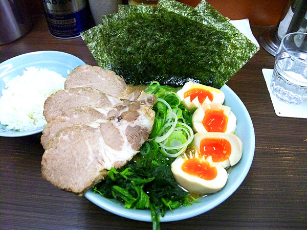 「全部乗せらーめん（味濃いめ油多め）」@横浜家系らーめん 武蔵家 川口店の写真