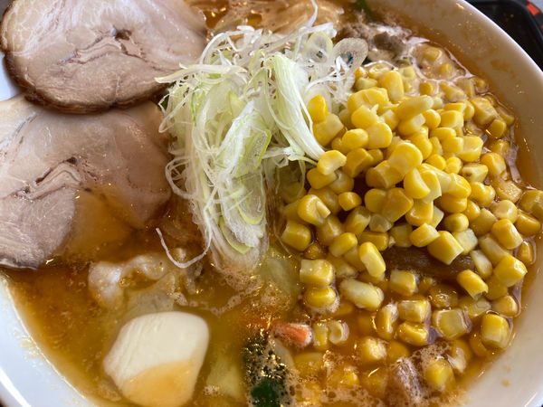 「札幌味噌ラーメンけやきコーンバター入り+当店限定クーポン豚バラチ」@らあめん花月嵐 ひたちなか高場店の写真