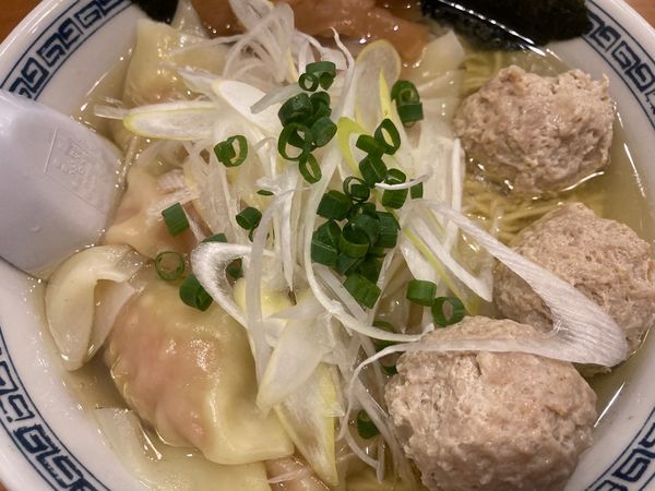 「塩ラーメン(大)＋ワンタン」@稲荷屋の写真