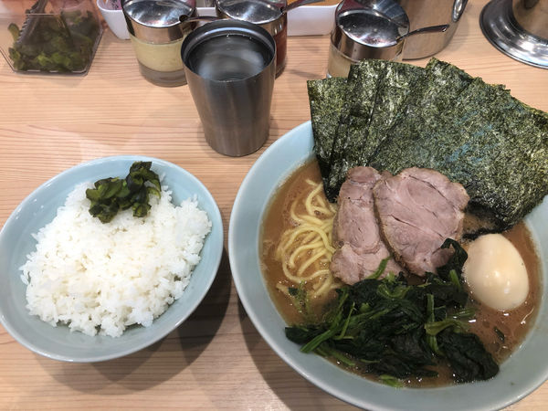 「得ラーメン中盛硬め濃いめ、無料ライス」@ラーメン北里家の写真