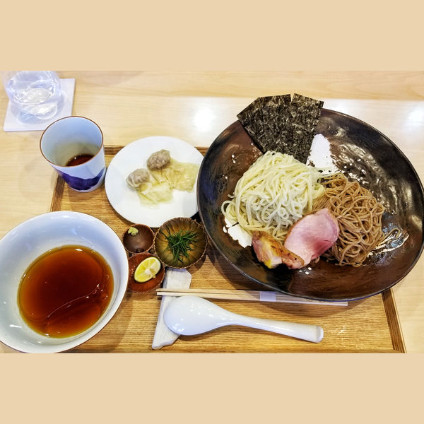 「つけ麺しょうゆ お出汁割煮干し わんたん」@飯田商店 湯河原本店の写真