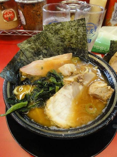 「ラーメン700円硬め凄薄バラ50円🍺2」@柏 王道家の写真