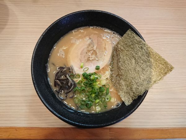 「ラーメン￥720(替玉＋ﾗｲｽｻｰﾋﾞｽ)」@九州とんこつらーめん ひらさわの写真