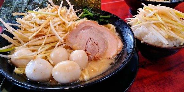 「醤油ラーメン　うずら　ネギ　無料ライス」@横濱家系ラーメン さがみ家の写真