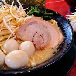 醤油ラーメン　うずら　ネギ　無料ライス