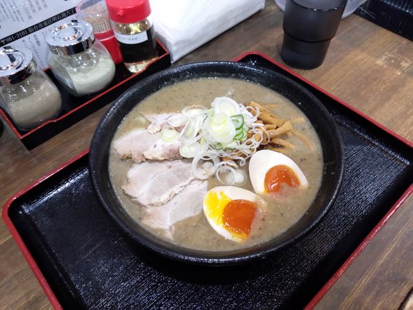 「ナショナルニボグラフィック煮玉子+肉多」@暗黒中華そば 雷電の写真