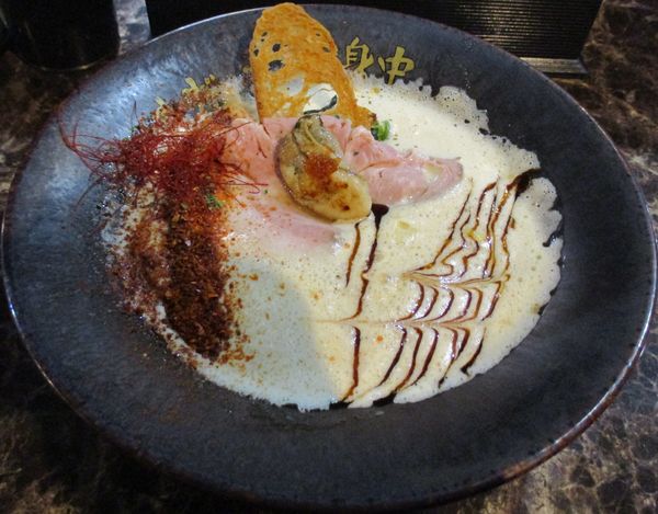 「赤牡蠣ラーメン（１辛）900円」@ただいま、変身中。の写真