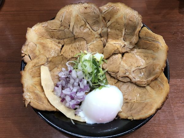 「肉盛り油そば　￥１２１０」@麺処うきとみの写真