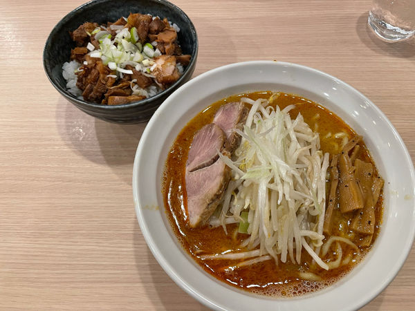 「辛味噌らーめん、チャーシューご飯」@麺屋 幸生の写真