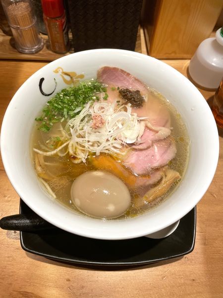 「煮豚塩そば￥1350＋味玉￥100」@SOBAHOUSE 金色不如帰 新宿御苑本店の写真