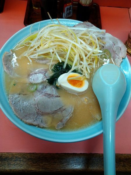 「ネギチャーシュー麺（900円）＋中盛（100円）」@ラーメンショップ マルキチェーン 拝島店の写真