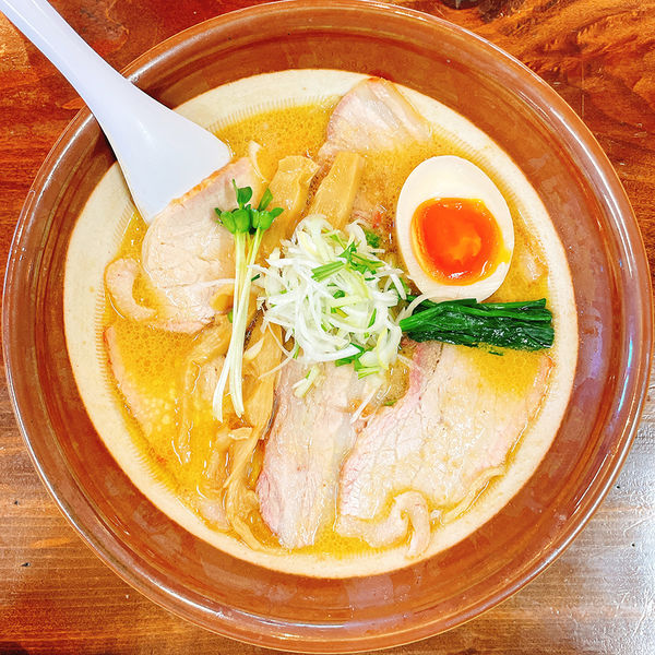 「手打ちごま中華そば＋炭火焼き焼豚」@手打ち中華そば 味楽の写真