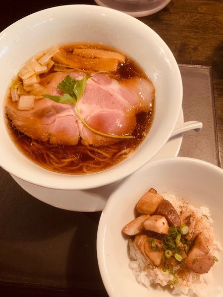 「地鶏丹波黒どり醤油らぁめん880円 ランチ肉飯150円」@KaneKitchen Noodlesの写真