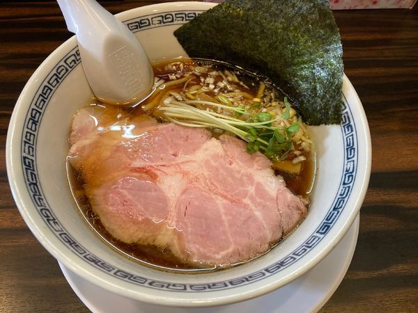 「醤油ラーメン　太麺」@稲荷屋の写真