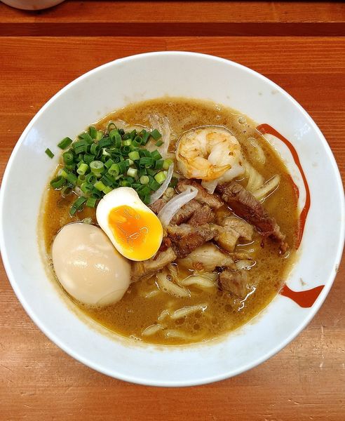 「(限定) ガーリックシュリンプ 880円＋太麺 100円」@らーめん・油そば 笑びすの写真