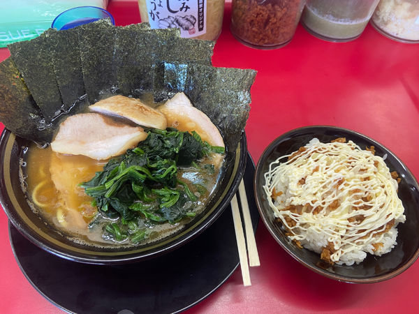 「チャーシューメン3枚　海苔　青菜　トントロ2枚　固め多め」@家系ラーメン 王道家の写真