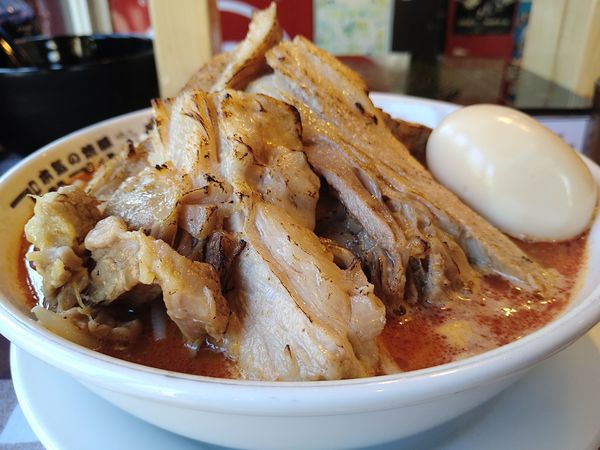 「大人の味玉炙り焼き豚そば」@本気の焼豚 プルプル食堂の写真