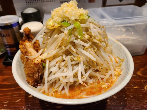 「鷹の爪ラーメンと唐揚げ達」@旨辛ラーメン表裏 高田馬場店の写真