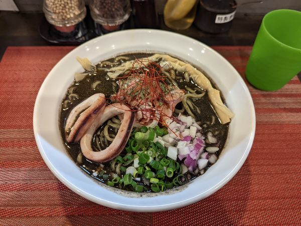 「イカ墨ラーメン(850円+)追いチーズリゾット(100円)」@廻麺 鶏千の写真