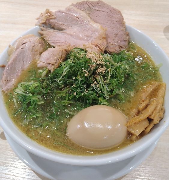 「えいちつー麺（中盛）+青ネギ」@麺や えいちつーの写真