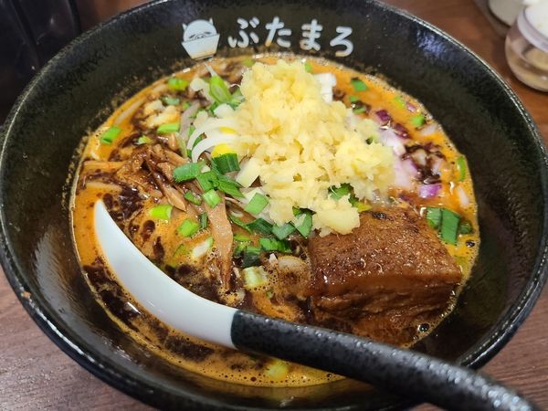 「辛味噌ラーメン(大辛、痺れあり)ショウガ」@らーめんぶたまろの写真