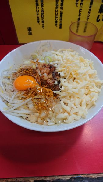 「まぜそば+チーズ」@豚ラーメン 蕨店の写真
