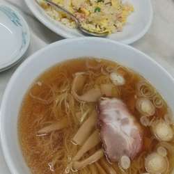 元祖東京ラーメン650円、五目チャーハン1000円