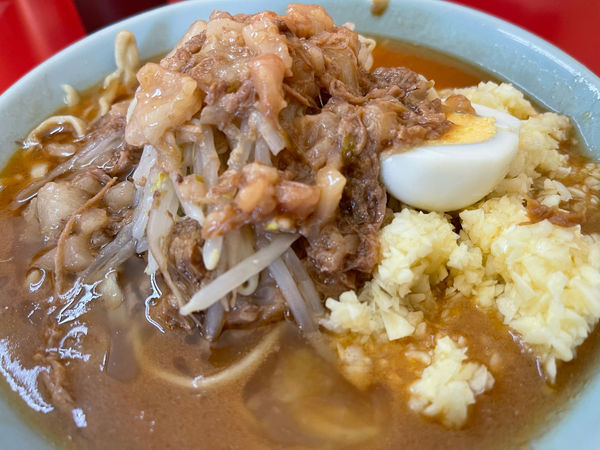 「平日ランチ限定こぶ味噌ラーメンブタカスアブラ付き」@ラーメン富士丸 東浦和店の写真