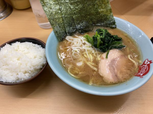 「ラーメン並　半ライス」@横浜ラーメン 町田家 新宿南口店の写真