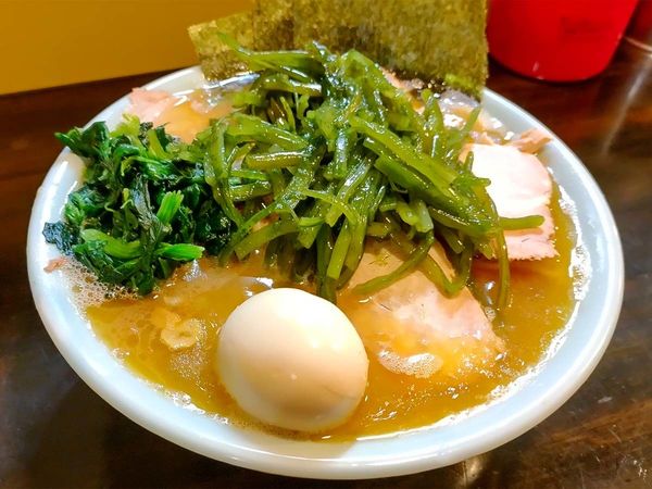 「チャーシューメン大盛（くきわかめ＋味付たまご）」@家系ラーメン ジェット家の写真