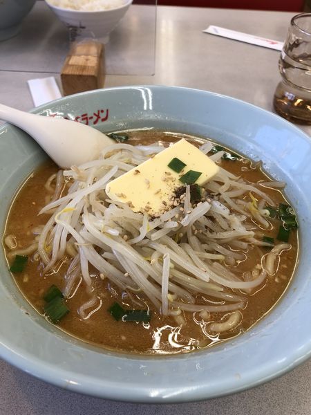 「ランチ(味噌ラーメンと餃子)にバターと半ライス」@くるまやラーメン おゆみ店の写真