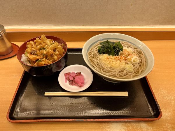 「かき揚げ丼セット  たぬきわかめそば(関西出汁) 600円」@かのや 新宿西口店の写真