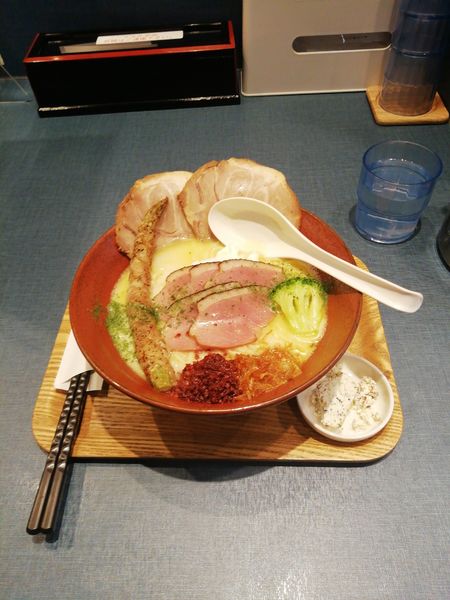 「特製鶏白湯+ガーリックバター　1390円」@麺巧 潮の写真