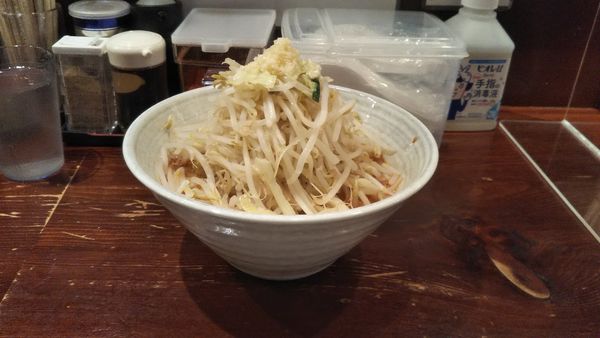 「鷹の爪ラーメン 麺中盛、野菜増、ニンニク少し」@旨辛ラーメン表裏 高田馬場店の写真