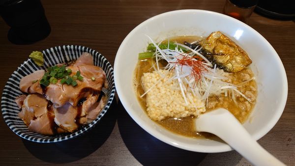 「【限定】サバ味噌煮干しラーメン 950円+チャー丼 450円」@寿製麺よしかわ 坂戸店の写真