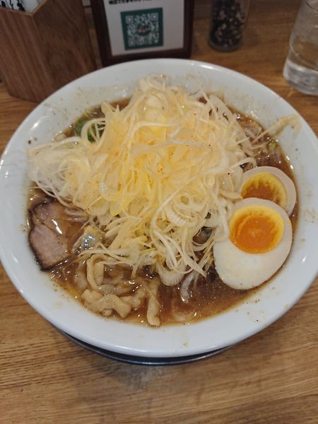 「ネギらーめん 煮干 中 1300円＋ 単品味玉 150円」@麺や 七彩 八丁堀店の写真