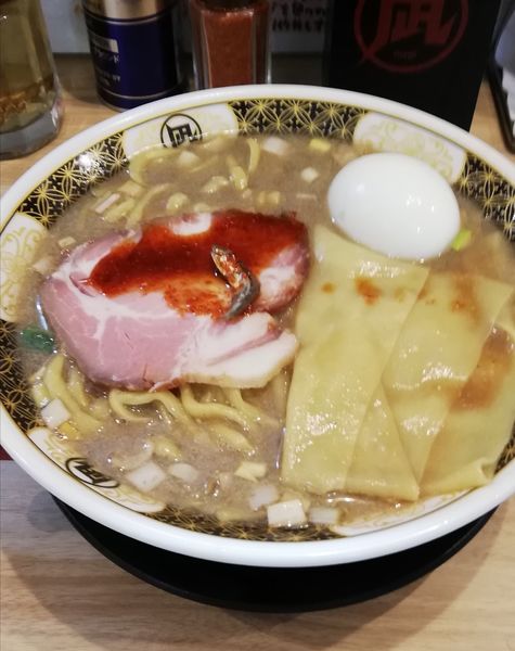 「味玉煮干ラーメン970円（大盛無料）」@すごい煮干ラーメン凪 多摩センター店の写真