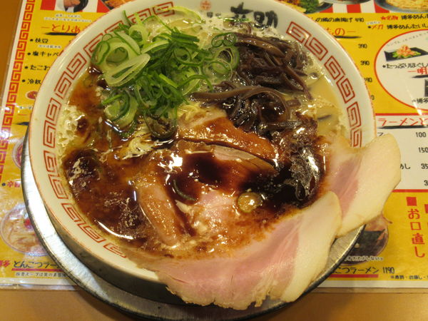 「黒とんこつラーメン（775円）」@博多屋台 六助の写真