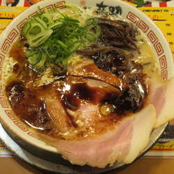 黒とんこつラーメン（775円）