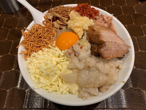 「特龍まぜそば+追い飯  ￥900+￥50」@茨城豚そば 特龍 本店の写真