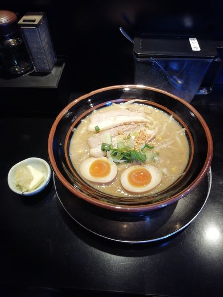 「味噌味玉ラーメン＋ガーリックバター　１０００円」@豚骨味噌ラーメン じゃぐら 野方本店の写真