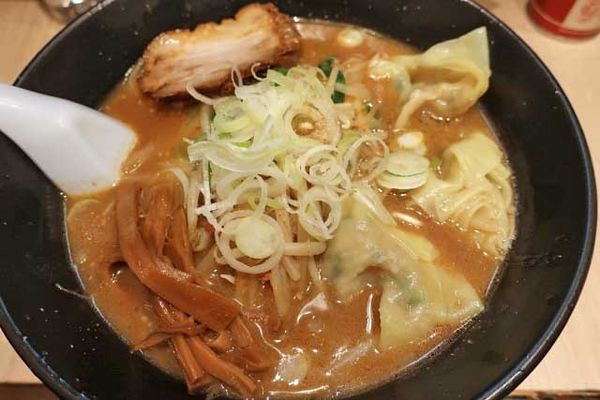 「味噌ワンタンメン　800円」@肉厚わんたん麺と手作り焼売 ら麺亭 浅草支店の写真